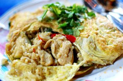 เมื่อเผยโฉมข้างในออกมา ก็พบหมูนุ่มชิ้นโตผัดกับเครื่องเขียวหวานเข้มข้น ที่ ร้านอาหาร ร้านกระทะดัง