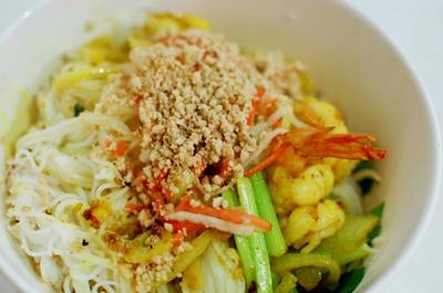 ขนมจีนเวียตนามค่ะ ใส่ผักหลากหลายดี ที่ ร้านอาหาร จีรพร