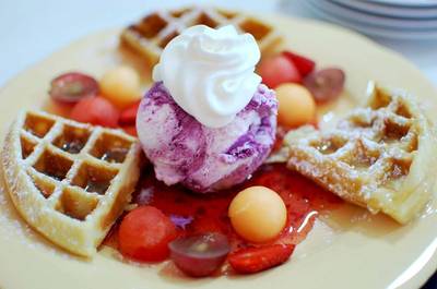ของหวานเค้าไม่ธรรมดา อร่อยกว่าร้านเค้กเบเกอรี่ชื่อดังอีกล่ะ ที่ ร้านอาหาร จีรพร