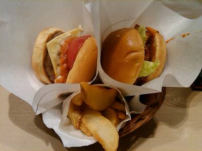 มื้อนี้ ประมาณ 200 บาท ที่ ร้านอาหาร Mos Burger Siam Paragon