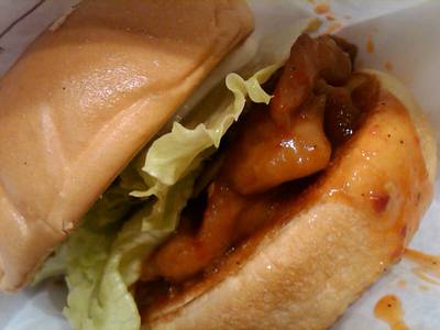 ไก่เทอริยากิแบบเผ็ด ที่ ร้านอาหาร Mos Burger Siam Paragon