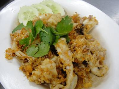 ปลาหมึกทอดกระเทียม ที่ ร้านอาหาร รุ่งโรจน์โภชนา