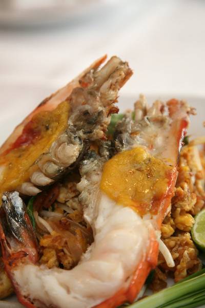 ผัดไทกุ้งสด เขาใช้กุ้งตัวบั่กเอ้ก !!!! ที่ ร้านอาหาร บ้านกลมกิ๊ก