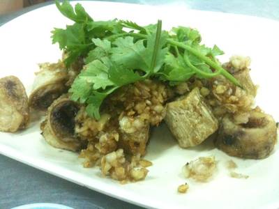 ไส้ตันทอดกระเทียม ที่ ร้านอาหาร ข้าวต้มบวร