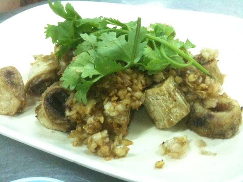 ไส้ตันทอดกระเทียม ที่ ร้านอาหาร ข้าวต้มบวร