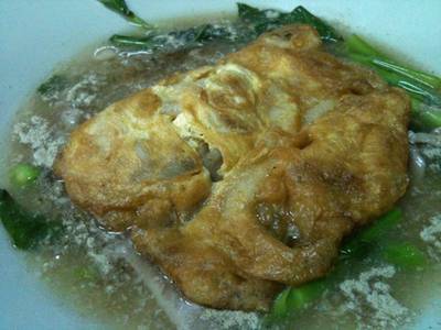 ราดหน้าอาหลิว เส้นใหญ่ห่อใข่หมูหมัก ที่ ร้านอาหาร ราดหน้าอาหลิว