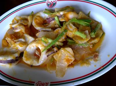ปลาหมึกผัดซอส..(สวยแต่รูปจูบไม่หอม) ที่ ร้านอาหาร วังมุข