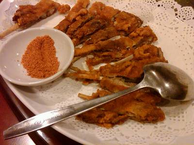 แพะทอด ที่ ร้านอาหาร ปักกิ่ง สุขุมวิท 26 (เหล่าซานตง)