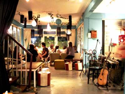 บรรยากาศน่ารัก ภายในร้านเล็กๆ มีวงดนตรีสดให้อารมณ์เหมือนอยู่ในสตูดิโอเลยละ ที่ ร้านอาหาร สตูเฟ่