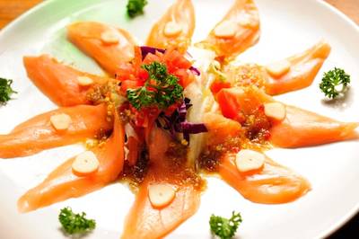 ซาลมอนน้ำยำ ซาลมอนสดรสเลิศราดด้วยน้ำยำสูตรเฉพาะของทางร้าน ขอบอกว่าสุดยอดจริง ที่ ร้านอาหาร Goldies Bar