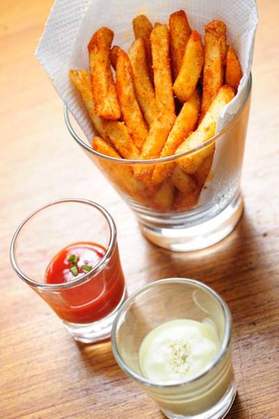 Goldies Fries สูตรพิเศษของ French fries ของที่นี่พร้อมกับน้ำจิ้มวาซาบิ home made ที่ ร้านอาหาร Goldies Bar