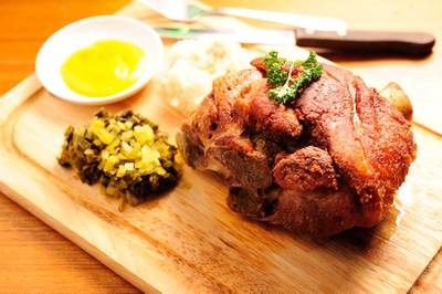 ขาหมูเยอร์มัน ความอร่อยชิ้นยัก  ที่ ร้านอาหาร Goldies Bar