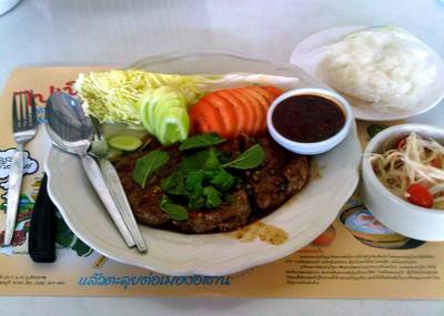 สเต็กโคขุนจิ้มแจ๋ว พร้อมเครื่องเคียงข้าวเหนียว ส้มตำ แซบมาก ที่ ร้านอาหาร สเต็กครูต้อ