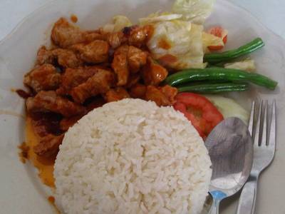 ข้าวราดสเต๊กหมู นุ่มลิ้นมากค่ะ ที่ ร้านอาหาร สเต็กครูต้อ