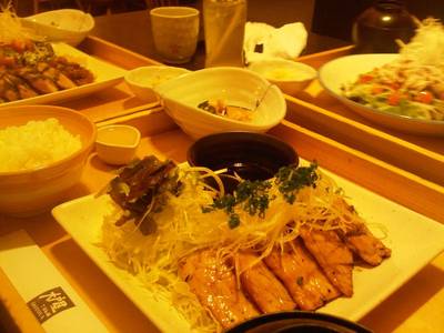 จานเด็ดวันนี้ยกให้ เซทข้าวหน้าหมูซูมิบูตะ: หมูน่มชุมซอสหอมกลิ่นอ่อนๆของเตาถ่าน ที่ ร้านอาหาร Ootoya ฟิวเจอร์ปารค์ รังสิต