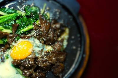 เนื้อกวางกระทะร้อน นุ่มมาก รสชาติกำลังดี ผมกินแบบไม่ตีไข่ ที่ ร้านอาหาร ตั้งจั้วหลี (เล่ายี่)