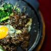 เนื้อกวางกระทะร้อน นุ่มมาก รสชาติกำลังดี ผมกินแบบไม่ตีไข่ ที่ ร้านอาหาร ตั้งจั้วหลี (เล่ายี่)