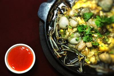 ออส่วนกับซอสพริกสูตรเฉพาะของร้านตั้งจั้วหลี ที่ ร้านอาหาร ตั้งจั้วหลี (เล่ายี่)