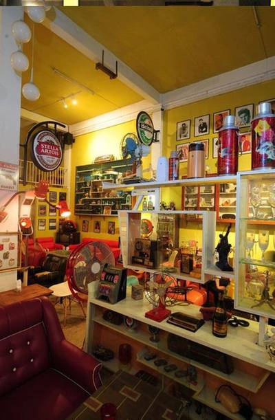 ของสะสมเค้าเยอะจิงๆ ที่ ร้านอาหาร Goldies Bar ของสะสมเค้าเยอะจิงๆ ที่ ร้านอาหาร Goldies Bar