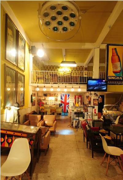 ไฟผ่าตัด เก๋ๆ ที่ ร้านอาหาร Goldies Bar ไฟผ่าตัด เก๋ๆ ที่ ร้านอาหาร Goldies Bar