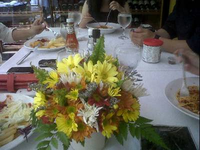 บรรยากาศในร้านบนโต๊ะ ที่ ร้านอาหาร Neil's Tavern Restaurant (Steak House) ร่วมฤดี
