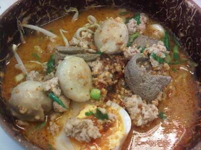 บะหมี่ยำหมูสับ ตับ ลูกชิ้น รสจัดจ้านมาก ที่ ร้านอาหาร ก๋วยเตี๋ยวต้มยำไข่