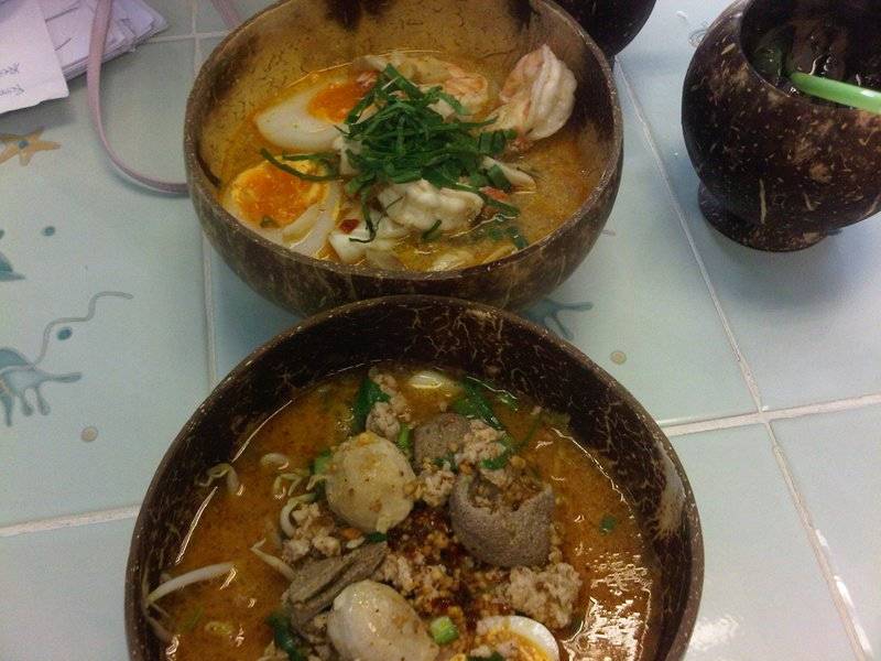 ต้มยำ ไข่มะตูม สีสวยมาก ที่ ร้านอาหาร ก๋วยเตี๋ยวต้มยำไข่