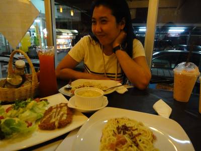 ซ้าย ชาสตอเบอรี่ และกลางมันบดหอมๆๆ ที่ ร้านอาหาร poon poon