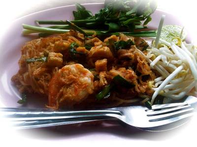ผัดไทยกุ้งสด กลมกล่อม อร่อย ที่ ร้านอาหาร ก๋วยเตี๋ยวผักหวาน