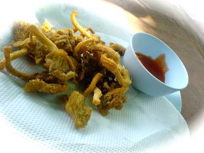 เห็ดทอดกรอบ อร่อยแนะนำให้ซื้อค่ะ ที่ ร้านอาหาร ก๋วยเตี๋ยวผักหวาน