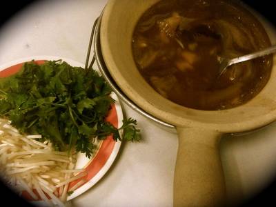 หูฉลามเนื้อปูเห็ดหอมน้ำแดงพร้อมผักสด ที่ ร้านอาหาร เล่าลี่หูฉลาม