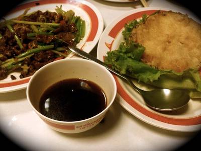 เนื้อแพะผัดคึ่นฉ่ายกับปลาหิมะทอดครีมสลัด เอาไปเลยห้าดาว ที่ ร้านอาหาร เล่าลี่หูฉลาม