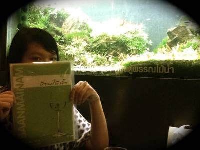 โซนด้านใน มีตู้ปลาสวยๆให้ชมระหว่างรออาหารค่ะ ที่ ร้านอาหาร บ้านไม้น้ำ