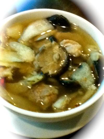 ซุบเยื่อไผ่หมูกระดูกอ่อน ถ้วยนี้ 100 บาท ที่ ร้านอาหาร บ้านไม้น้ำ