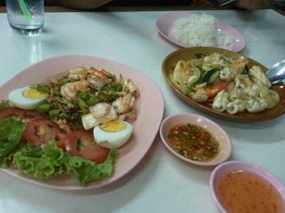ยำถั่วพลู กับ ปลาหมึกผัดไข่เค็ม ที่ ร้านอาหาร ร้านสมชัย เป็ดพะโล้ (โกเท้)