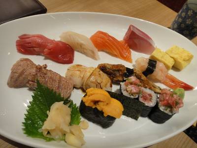 ชุดซูชิ ที่ ร้านอาหาร Honmono Sushi เซ็นทรัลชิดลม