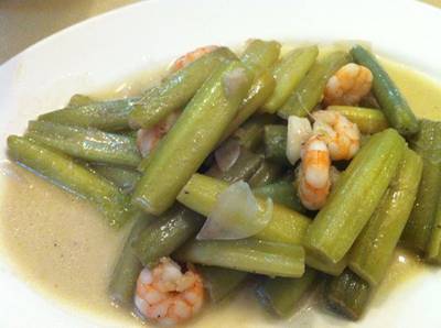 สายบัวผัดกุ้ง ที่ ร้านอาหาร จันทน์หอม