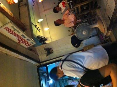 ผู้คนคับคั่ง
 ที่ ร้านอาหาร ลาบเป็ดเมืองยศสุนทร