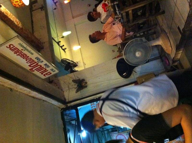 ผู้คนคับคั่ง
 ที่ ร้านอาหาร ลาบเป็ดเมืองยศสุนทร