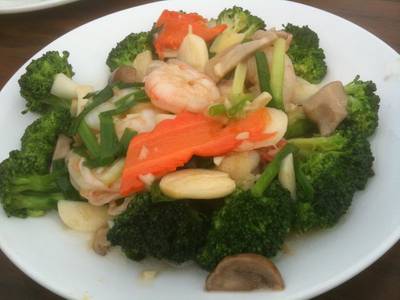 ผัดผักรวมมิตร ที่ ร้านอาหาร บ้านกลางน้ำ 2