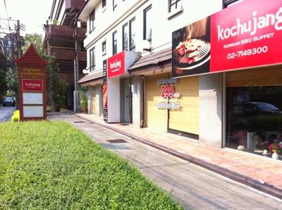 ร้านอยู่ด้านหน้าคอนโดบ้านจันทร์ ที่ ร้านอาหาร Kochujang BBQ Buffet ทองหล่อ 20