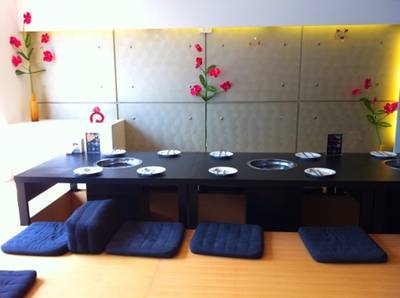 โต๊ะหลุมแบบหย่อนขา นั่งบนเบาะ เป็นโต๊ะที่มุมสวยดี ที่ ร้านอาหาร Kochujang BBQ Buffet ทองหล่อ 20