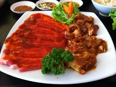 หมูสามชั้นหมักซอสโคชูจัง และหมูหมักพิเศษสูตรโคชูจัง ที่ ร้านอาหาร Kochujang BBQ Buffet ทองหล่อ 20