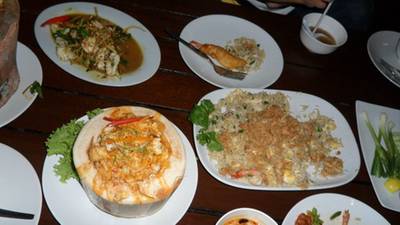 ไม่แพงเลยถ้าเทียบกับรสชาติและบรรยากาศ ของที่นี่  ที่ ร้านอาหาร ลัลลาบาย