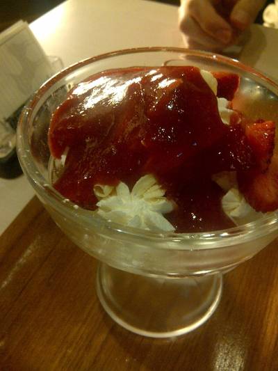 Strawberry Trifle ที่ ร้านอาหาร After You Dessert Cafe J Avenue
