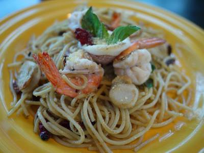 สปาเก๊ตตี้ซีฟู้ด...อร่อยอ่ะ อยากกินอีก :P ที่ ร้านอาหาร บ้านสปาเก๊ตตี้ บางแสน