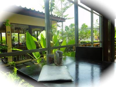 นั่งด้านในชมสวนด้านนอกเพลินๆ ที่ ร้านอาหาร เลอนัว