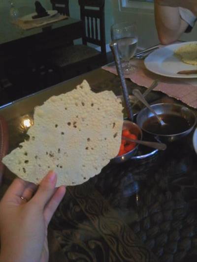 Papadam ทานคู่กับซอส 2 อย่างและหอมดอง ที่ ร้านอาหาร Himali Cha Cha & Son สุขุมวิท 31