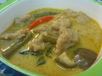 แกงเขียวหวานลูกชิ้นปลากราย ที่ ร้านอาหาร โรตี มะตะบะ
