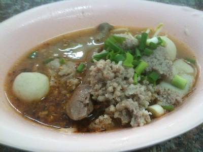 เส้นเล็กต้มยำ ที่ ร้านอาหาร รุ่งเรือง ก๋วยเตี๋ยวหมู
